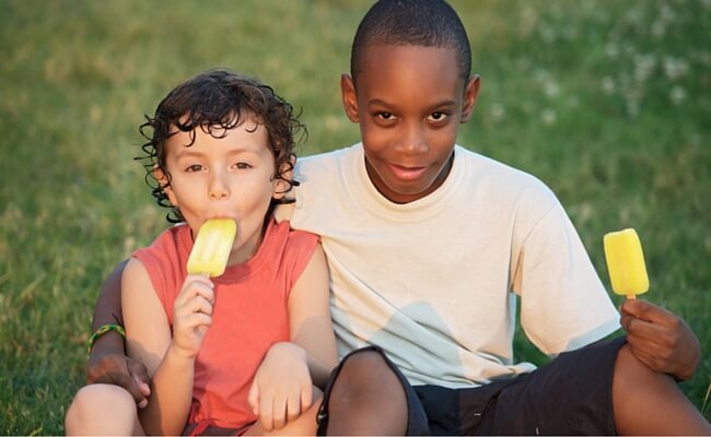 2 kids eating popsicles