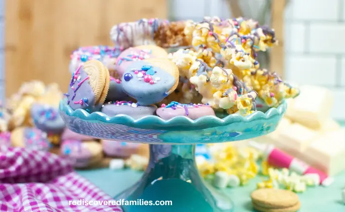 cake dish with holding the three unicorn snacks