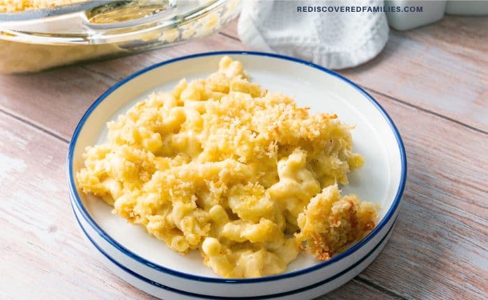 A baked mac and cheese serving with a crispy breadcrumb topping on a plate