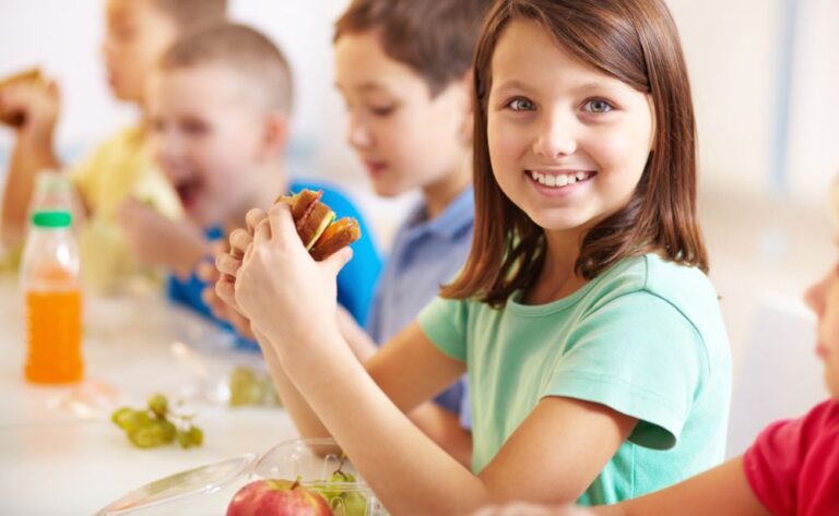 children eating lunch at school